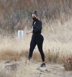 khloe-kardashian-with-tristan-thompson-filming-kuwtk-in-malibu-hills-09-02-2020-7.jpg