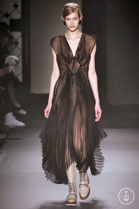 lanvin-aw18-0001-1187ee.thumb.jpg.d1607ea34e6b01591974f7a319712424.jpg