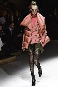 laura-biagiotti-aw19-0007-ac8565.thumb.jpg.7e576e725f34000029d10e01b9d3724a.jpg