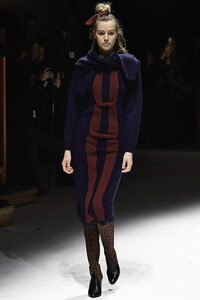 laura-biagiotti-aw19-0031-3d3a86.thumb.jpg.f53affde18ad66747d55840cc680854f.jpg