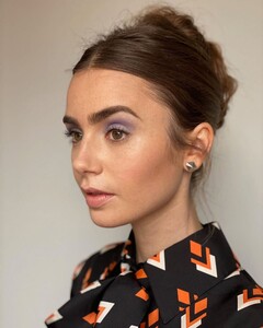 lily-collins-emily-in-paris-promos-2020-2.jpg