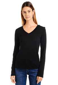 marcy_vneck_black_0536.jpg