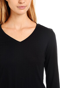 marcy_vneck_black_0596.jpg