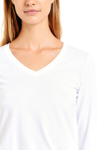 marcy_vneck_white_0470.jpg