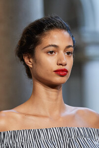 max-mara-clp-rs21-2764.thumb.jpg.0271615620354aeeb6c369b602eb2022.jpg