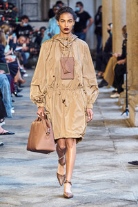 max-mara-rs21-0215.thumb.jpg.0605bc93fa9a35118d261acd395867b4.jpg