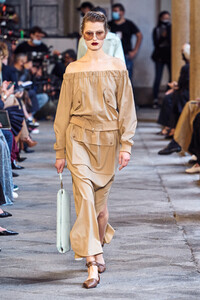 max-mara-rs21-0430.thumb.jpg.f17cf92bfde8039103f57c276b8b51f7.jpg