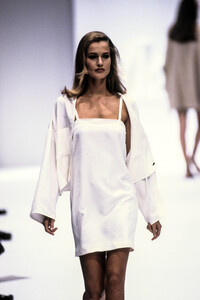 max-mara-ss-1991.thumb.jpg.19564fcea532a0d6acbadc7c60fde1ac.jpg