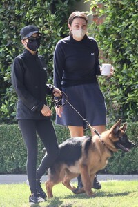 nicole-richie-walks-her-dog-in-beverly-hills-09-03-2020-3.jpg