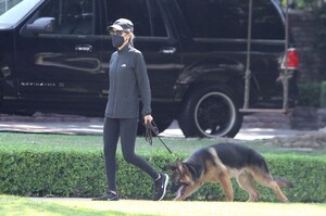 nicole-richie-walks-her-dog-in-beverly-hills-09-03-2020-5.jpg