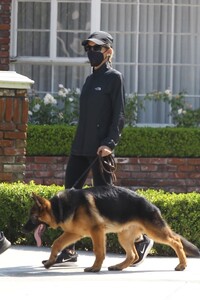 nicole-richie-walks-her-dog-in-beverly-hills-09-03-2020-6.jpg