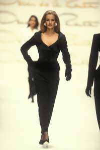 oscar-de-la-renta-fw-1992-5.thumb.jpg.7630ae8afa73d2a65aef06f10705be84.jpg