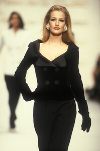 oscar-de-la-renta-fw-1992-6.thumb.jpg.3d5cd595f1b20de95db91e4e8462d00c.jpg