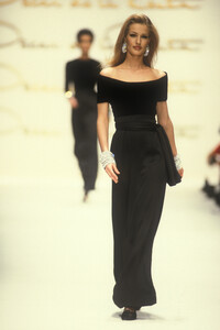 oscar-de-la-renta-fw-1992-9.thumb.jpg.228b1a50a55a146433464b52ea4f343f.jpg