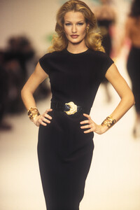 oscar-de-la-renta-ss-1993-4.thumb.jpg.08ad508401fca029f97ecf4acc62fbd7.jpg