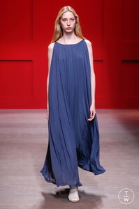 salvatore-ferragamo-aw18-0050-ee9e8e.thumb.jpg.f516635630aee983b643ced26193a73f.jpg