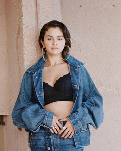 selenagomez-20200918-0001__8_.jpg