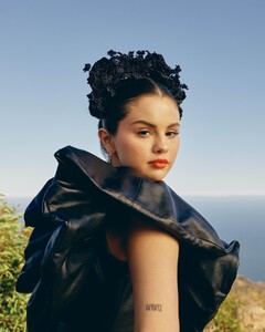 selenagomez-20200918-0002__13_.jpg