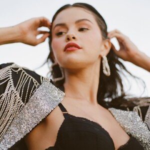 selenagomez-20200918-0004__1_.jpg