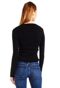 sweater_blk_vneck_0632.jpg