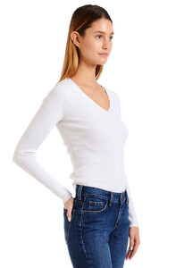 sweater_wht_vneck_0667.jpg