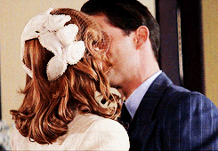 titanic-thenotebook-parallels-10.gif.035fe8ff6f6c13df3bec9347ec22ac63.gif