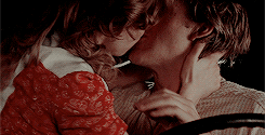 titanic-thenotebook-parallels-28.gif.95ebf1eb87c2f08e9a7da0eb09e7e7e2.gif