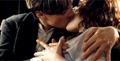 titanic-thenotebook-parallels-38.gif.515e29de89633a18e55dff1957d75d83.gif