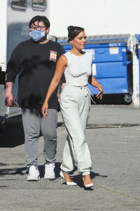 vanessa-hudgens-filming-in-la-08-11-2020-2.jpg