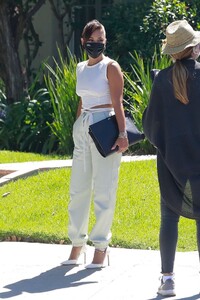 vanessa-hudgens-filming-in-la-08-11-2020-3.jpg