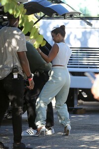 vanessa-hudgens-filming-in-la-08-11-2020-4.jpg