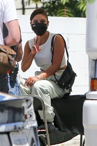 vanessa-hudgens-filming-in-la-08-11-2020-5.jpg