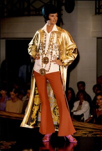 versace-hc-fw-1992-2.thumb.jpg.d829c2d5f9fe1bbc58208e07483690f3.jpg