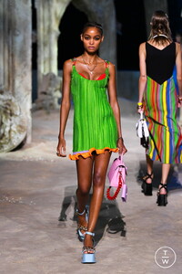 versace-ss21-look023-d28a3d.thumb.JPG.480f21b22d79719ef575c0b945fb6b7b.JPG