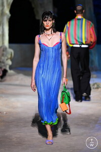 versace-ss21-look024-dc666b.thumb.JPG.69ac0b0ba3a3d6ae43811fc41e5b7f9b.JPG