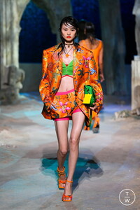 versace-ss21-look039-7d7ea8.thumb.JPG.775299f2352c7aeb5ee367d52034417e.JPG