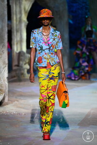 versace-ss21-look045-caacc9.thumb.JPG.426726c4d75ff0c4244bdd54fcc56f5c.JPG
