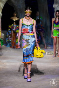 versace-ss21-look058-6af81f.thumb.JPG.3cfa413f36bc68eb86a083117e4e54c2.JPG