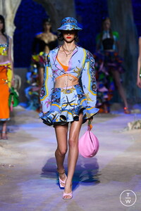 versace-ss21-look062-93bb28.thumb.JPG.4185f337b95e2901653c07edd20a7afd.JPG