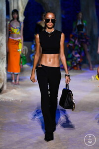 versace-ss21-look067-c94977.thumb.JPG.82f723cf63b2a4f771e2c55b757ee80d.JPG
