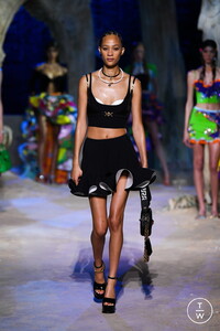 versace-ss21-look068-d6ba80.thumb.JPG.45536a0bb8c59af09c3e10a557fe2676.JPG