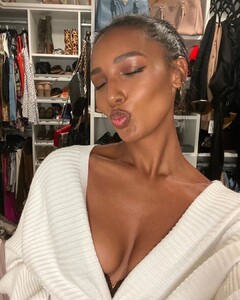 victoriassecret_118578554_2808226706067084_5392820492867011514_n.jpg