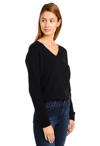 vneck_black_0312.jpg