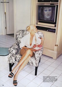 von_Unwerth_US_Vogue_June_1994_05.thumb.jpg.9f16a3b1979b6390b3d7469b310fc8a5.jpg