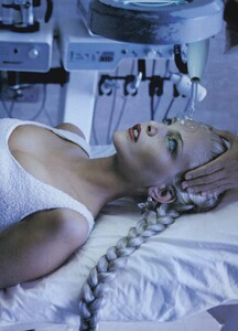 von_Unwerth_US_Vogue_June_1994_12.thumb.jpg.d857a851809191812c090b4f1b1d5605.jpg