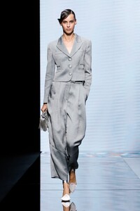 00002-giorgio-armani-RTW-spring-21.thumb.jpg.6f1a4e53ca975bd135c0659bb3ea1d4c.jpg