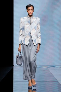 00008-giorgio-armani-RTW-spring-21.thumb.jpg.a5646f5f204e58520fb343418ea4494c.jpg