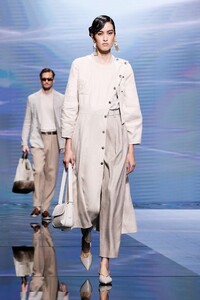 00020-giorgio-armani-RTW-spring-21.thumb.jpg.c49cefb0a7a2039e6cb1efce320ab85a.jpg