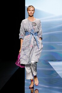 00037-giorgio-armani-RTW-spring-21.thumb.jpg.5c32012fea399bf7e71af84ae60b44f6.jpg