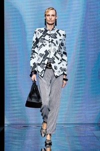 00038-giorgio-armani-RTW-spring-21.thumb.jpg.aecc1604dd297a8327c103e368bcf9d9.jpg